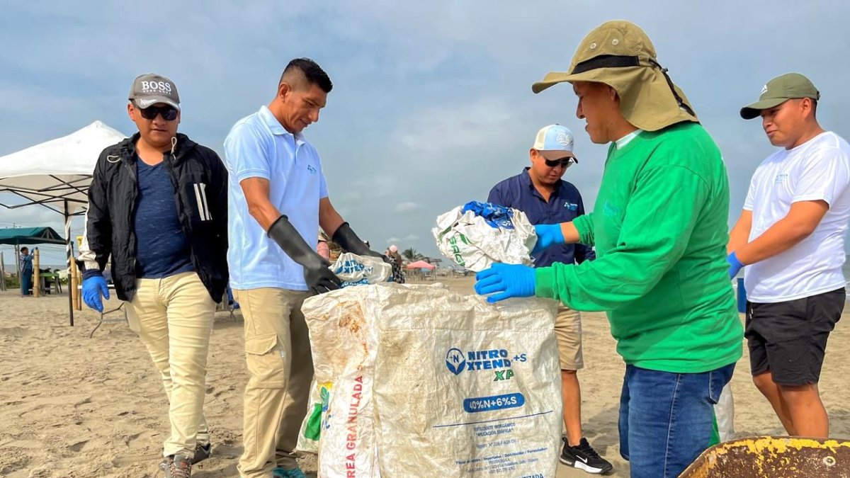 La jornada de limpieza de playa se efectuó este sábado en los balnearios de Santa Elena