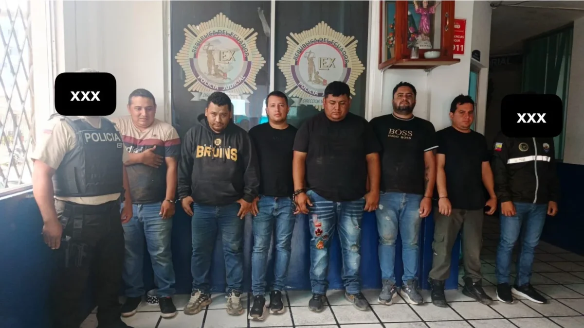 Seis miembros de Los Choneros fueron detenidos tras robo vehicular en la vía Alóag–Santo Domingo.