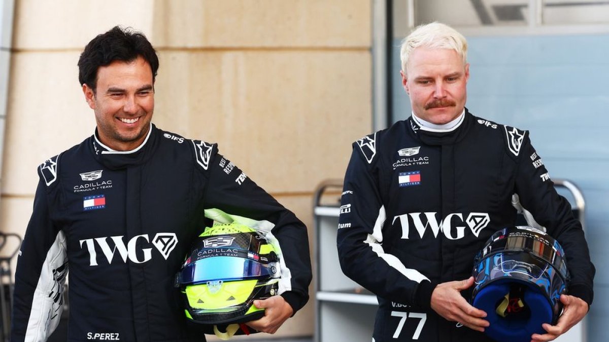 Sergio Pérez (i) y su compañero de equipo en Cadillac, Valtteri Bottas.