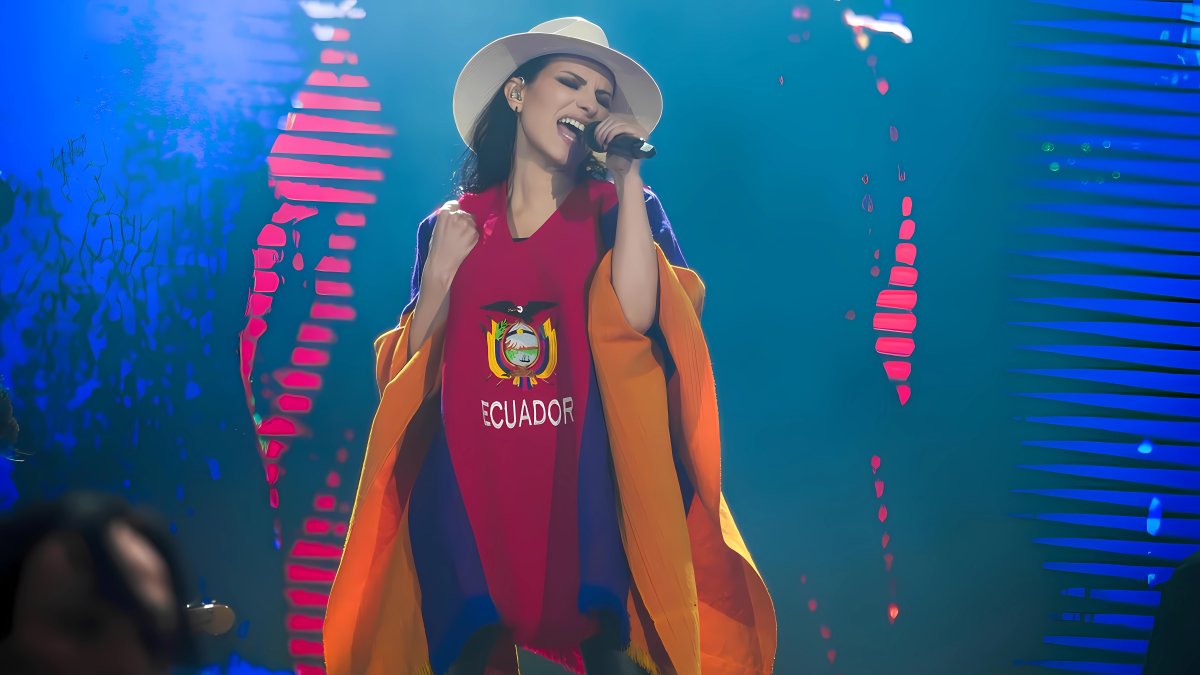 Poco antes del cierre del recital, la artista regresó al escenario con un poncho tricolor y un sombrero de paja toquilla, en un gesto que emocionó a sus fans