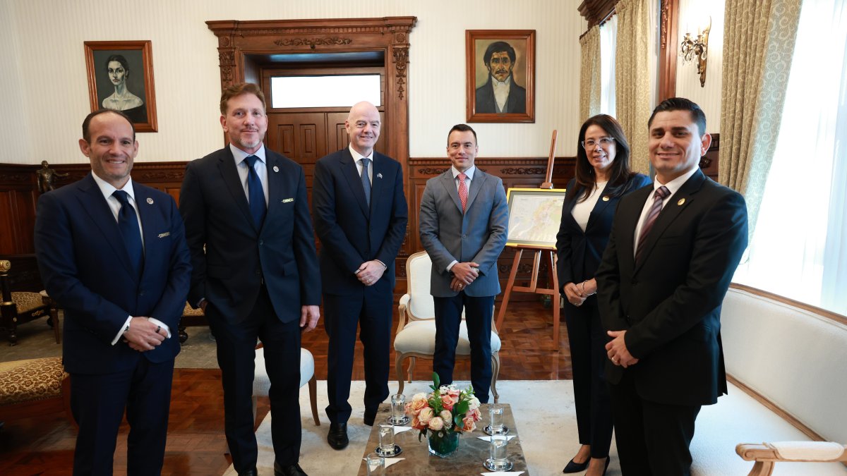 Francisco Egas (i), Alejandro Domínguez, Gianni Infantino, el presidente Daniel Noboa, Cynthia Gelibert y Roberto Ibáñez, durante la reunión del jueves pasado.