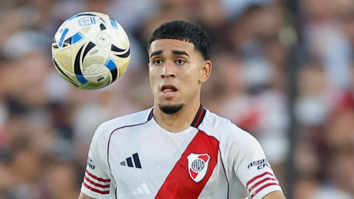 Kendry Páez jugando para River Plate.
