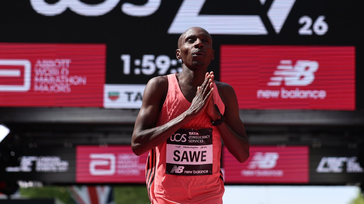 Sabastian Sawe, tiene36 años, nació en Kenia y ganó la Marathón de Londrescon tiempo de 1:59:30.