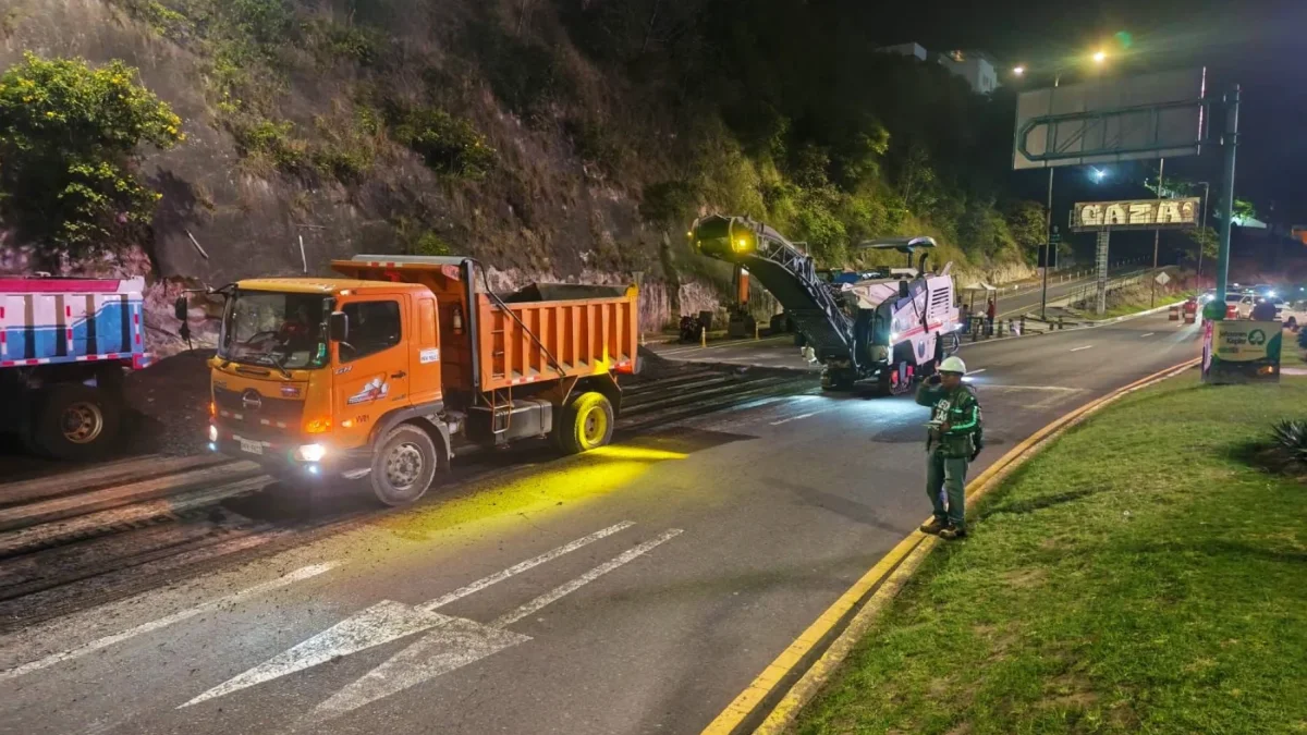 Trabajos de repavimentación se realizaron en el sector de Los Tótems, en la av. Oswaldo Guayasamín, en Cumbayá.