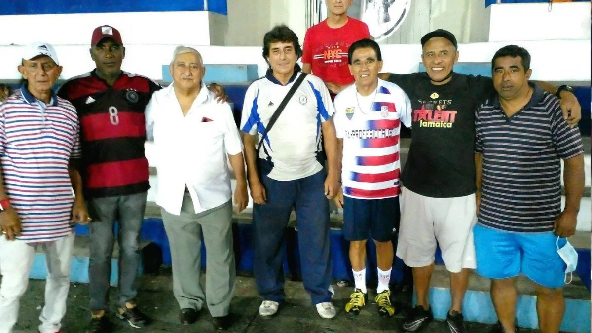 Carlos Kaiser primero a la derecha, en unas de las ultimas reuniones con exjugadores de Emelec.