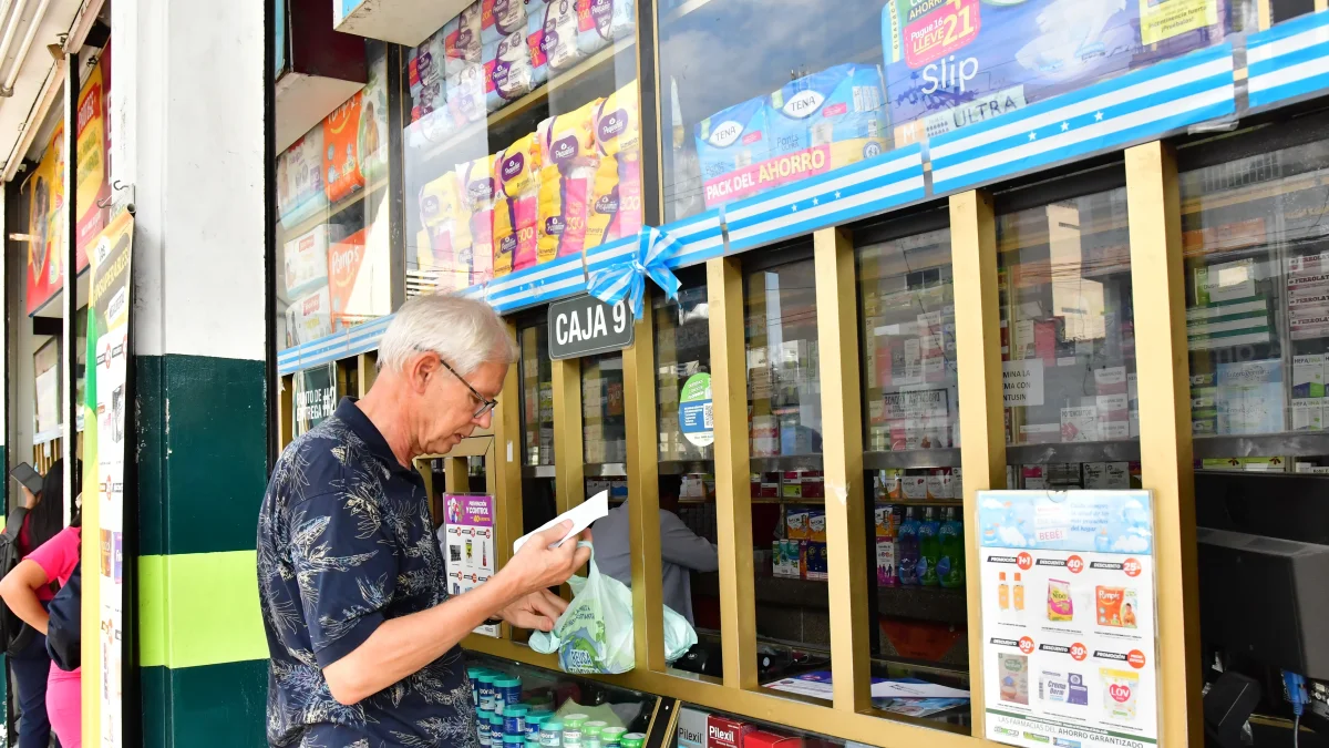 Una persona compra medicina después de mostrar la receta médica.