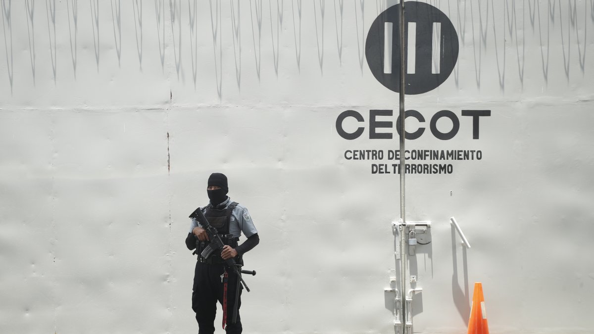 Un integrante de la Dirección General de Centros Penales (DGCP) de El Salvador custodia una puerta del Centro de Confinamiento del Terrorismo (CECOT).