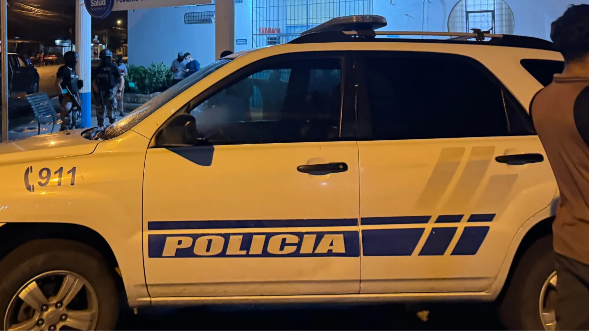 Un vehículo similar a un patrullero fue utilizado por los atacantes para simular un operativo policial en Puerto Bolívar.