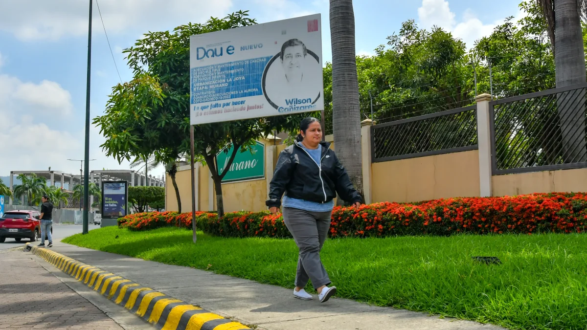 Propaganda. En La Aurora se observa propaganda del alcalde desgastada e ignorada por los residentes.
