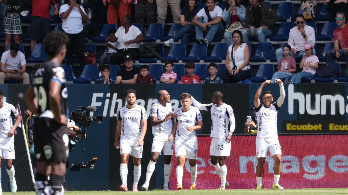 Los jugadores de Leones del Norte reclamaron la decisión de anular un gol suyo por un fuera de juego decretado por el VAR.