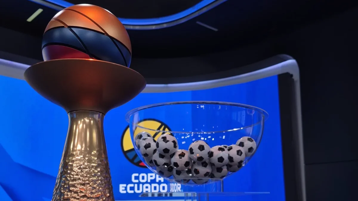 Trofeo de la Copa Ecuador previo al sorteo de la primera etapa.