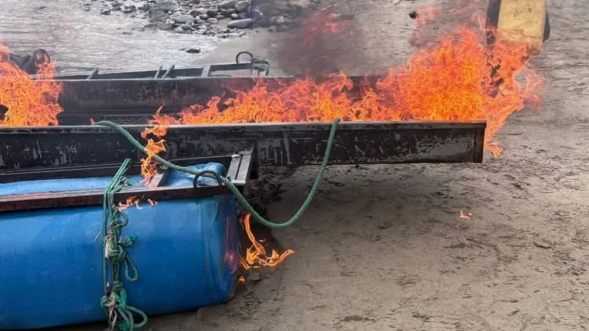 Las Fuerzas Armadas lograron inhabilitar e incinerar tres dragas, tres motores y tres mangueras de succión.