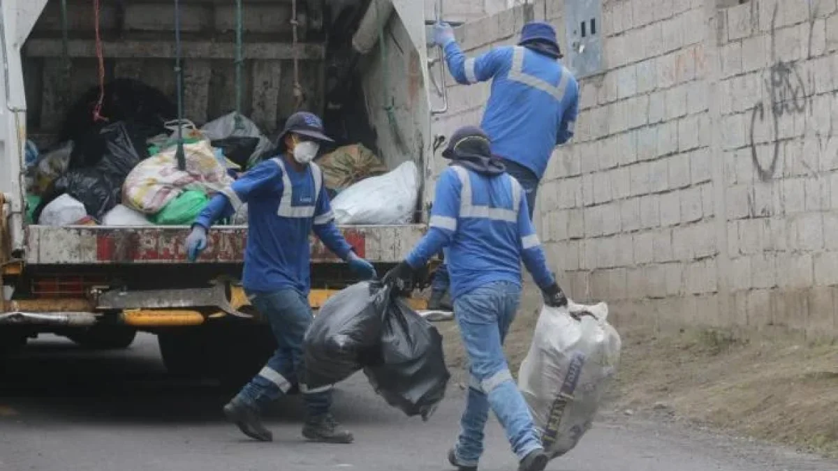 Recolección de basura en Quito podría verse afectada por restricciones de movilidad durante el toque de queda.