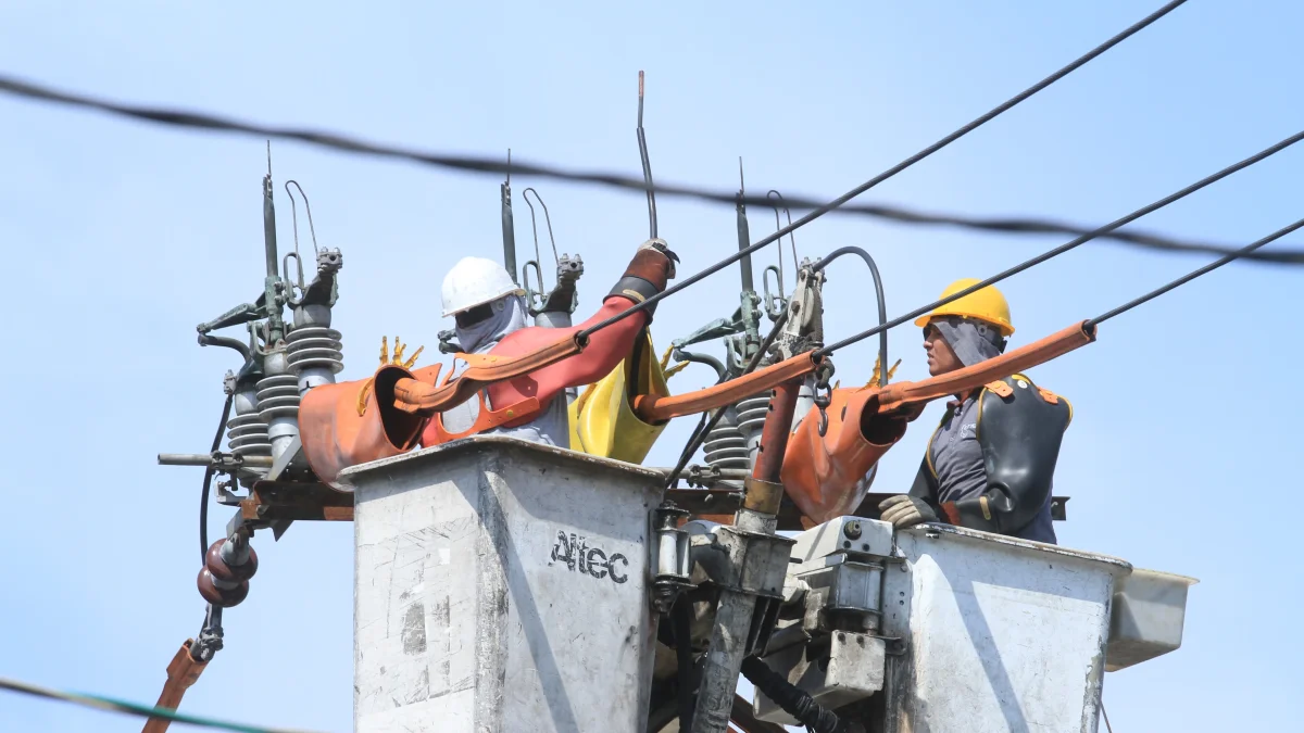 Técnicos hacen trabajo de mantenimiento en el sistema eléctrico.