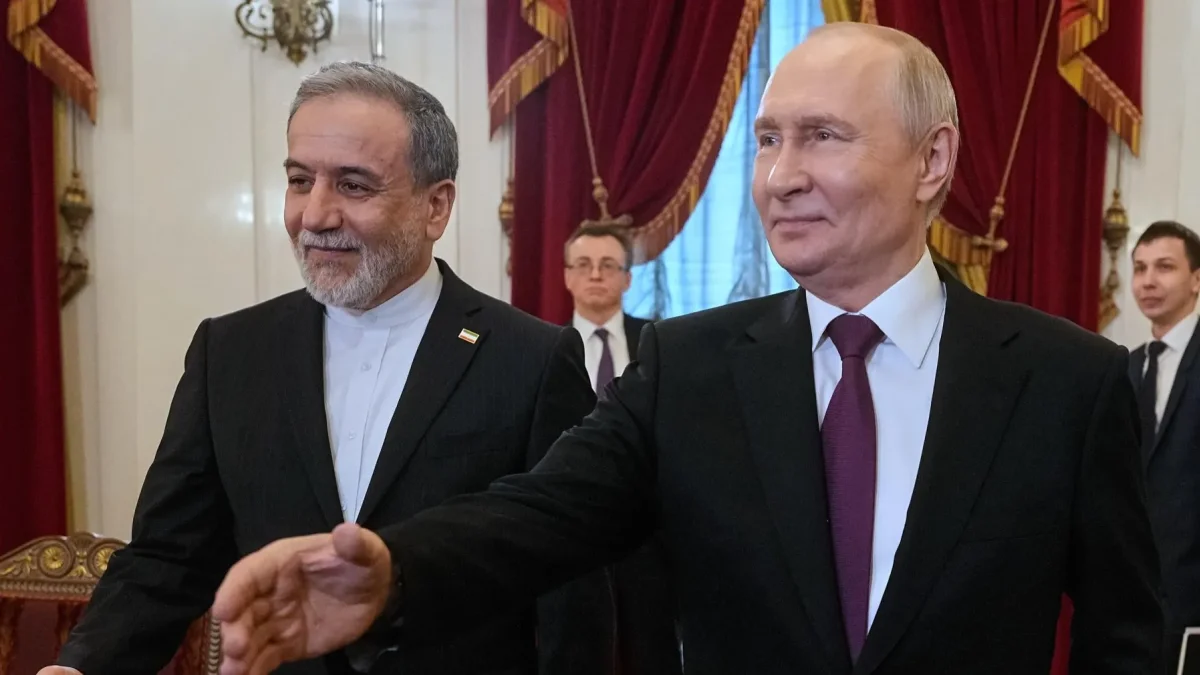 El presidente ruso Vladímir Putin (dcha.) y el ministro de Exteriores iraní, Abbas Araghchi, en San Petersburgo, Rusia, el 27 de abril de 2026.