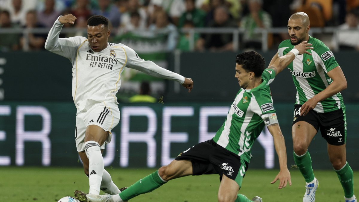 El delantero francés del Real Madrid, Kylian Mbappé (i), en su último partido del viernes 24 de abril ante el Betis.