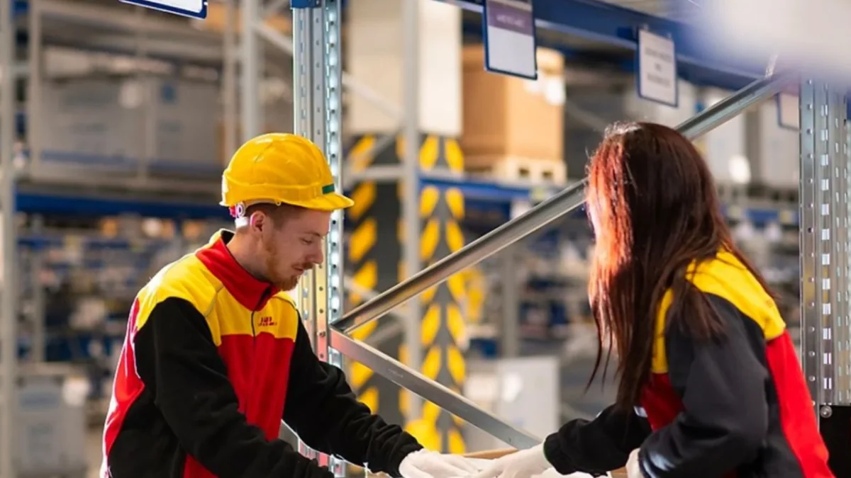 Dos trabajadores de logística revisan la mercancía.