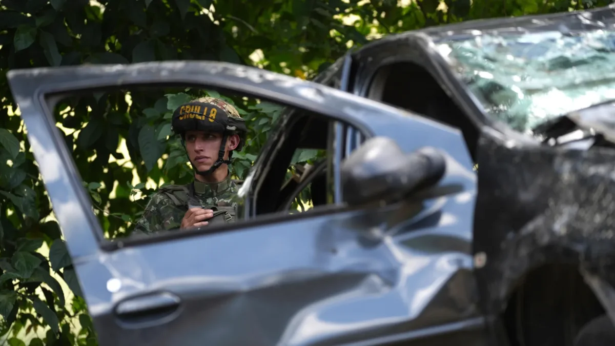 Un integrante del Ejército Nacional de Colombia custodia la vía Panamericana, lugar donde ocurrió un ataque guerrillero, en Cajibío (Colombia).