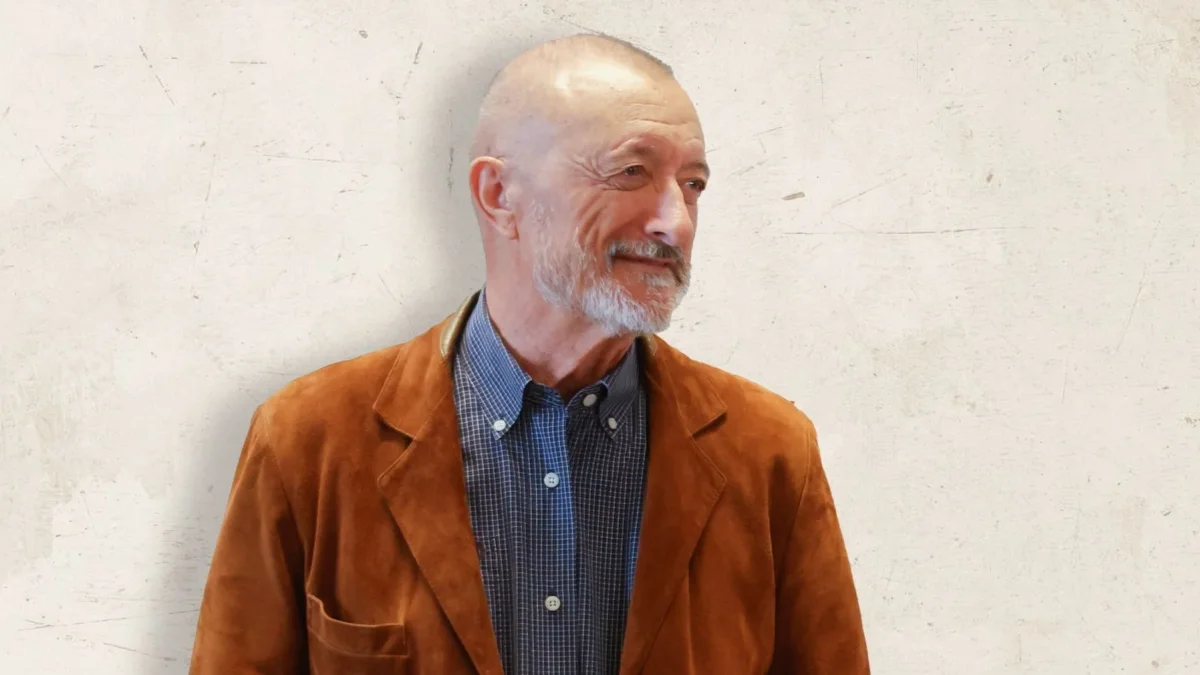 La vida del escritor español  Arturo Pérez-Reverte fue matizada por los 21 años que dedicó a ser reportero de guerra (1973-1994), lo que le permitió construir un estilo literario único.