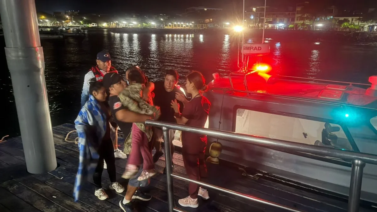 Tres personas desaparecidas fueron rescatadas la noche reciente en Punta Ochoa, San Cristóbal, tras quedar atrapadas por la pleamar.
