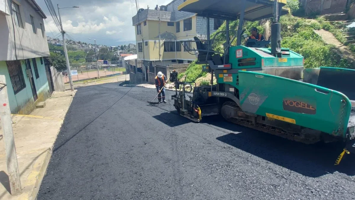 Referencial. Trabajos de rehabilitación vial avanzan en La Floresta con intervención en calles clave de Quito.