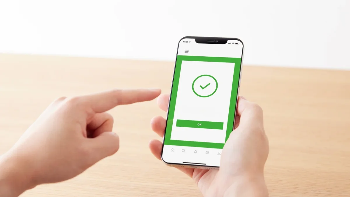 Una persona realiza una transferencia por su banca móvil.