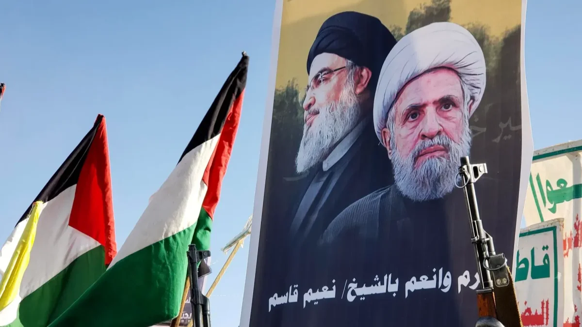 Manifestación con la imagen del líder de Hizbulá, Naim Qassem, y del fallecido Hassan Nasrallah.