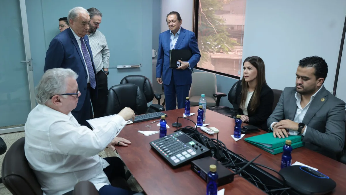 El presidente y gerente general de GRANASA, Galo Martínez Leisker (i), y la secretaria de Inmobiliar, Marissa Elena Pendola Solórzano (d), durante la Junta General de Accionistas.