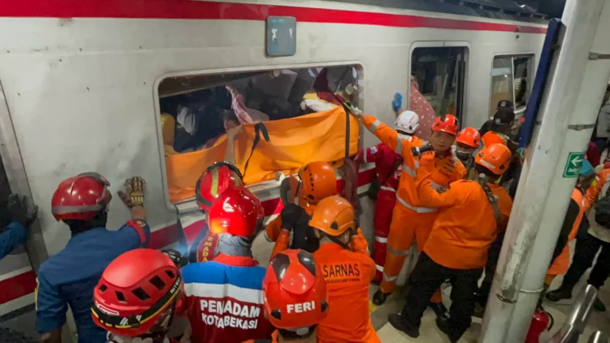 Cuatro personas han fallecido y unas cuarenta han resultado heridas y trasladadas a hospitales tras el choque de dos trenes a las afueras de Yakarta.
