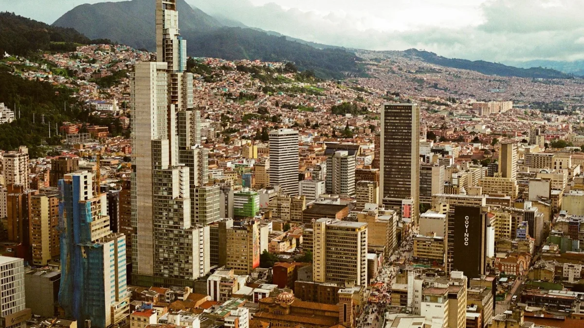 El gobierno colombiano organizó un foro económico en Bogotá al que invitó como panelista al expresidente Rafael Correa, condenado en Ecuador a ocho años de prisión.