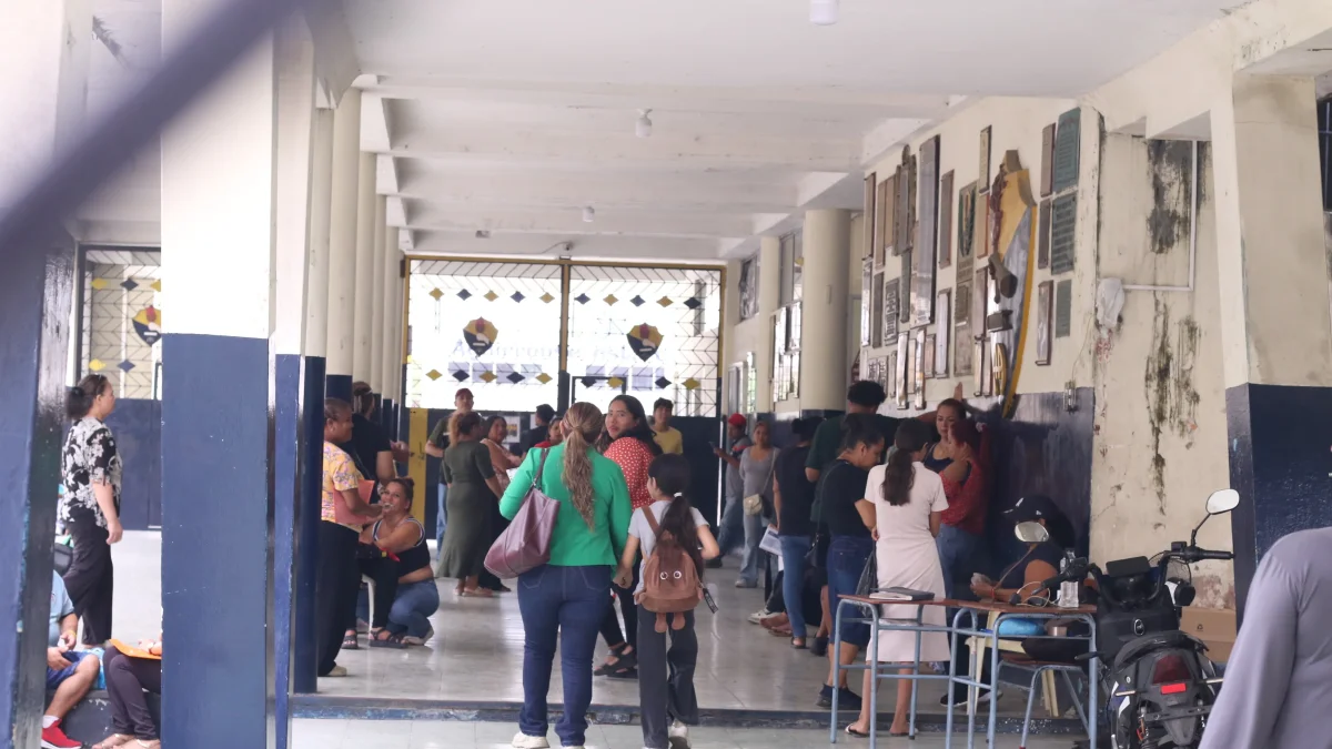 Los padres de familia realizan gestiones previo al inicio de clases, pese a los problemas.