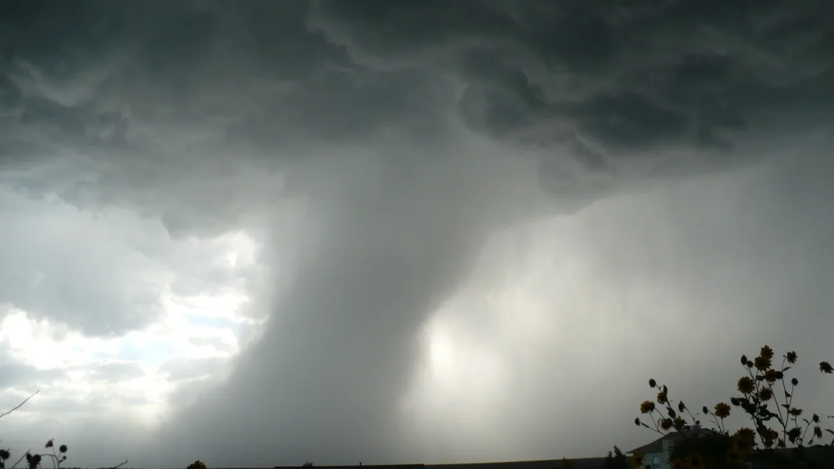 Fuertes tormentas continúan afectando el Medio Oeste de EE.UU., con riesgo de tornados violentos de categoría EF-3 o superior, granizo del tamaño de una pelota de béisbol y vientos destructivos.