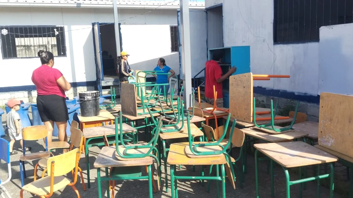 Labores. Padres de familia, docentes y hasta alumnos se unen para limpiar, pintar y arreglar las infraestructuras de los planteles.