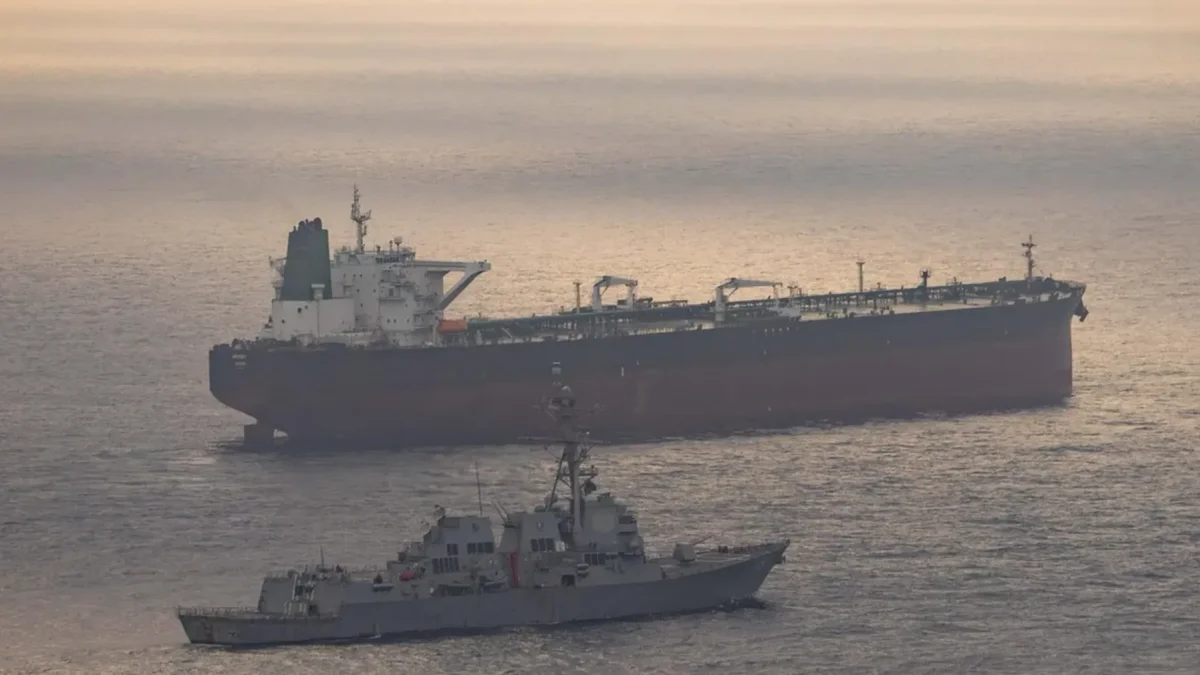 USS Rafael Peralta (DDG 115) hace cumplir el bloqueo estadounidense a los puertos iraníes contra un barco con bandera iraní que intenta navegar, el 24 de abril de 2026.