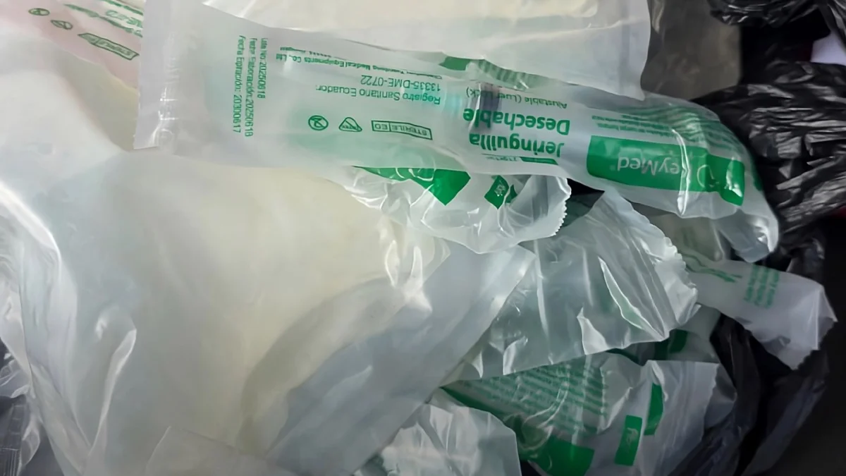 Entre los medicamentos decomisados por personal de Arcsa había dispositivos médicos para uso hospitalario, tales como equipos de suero.