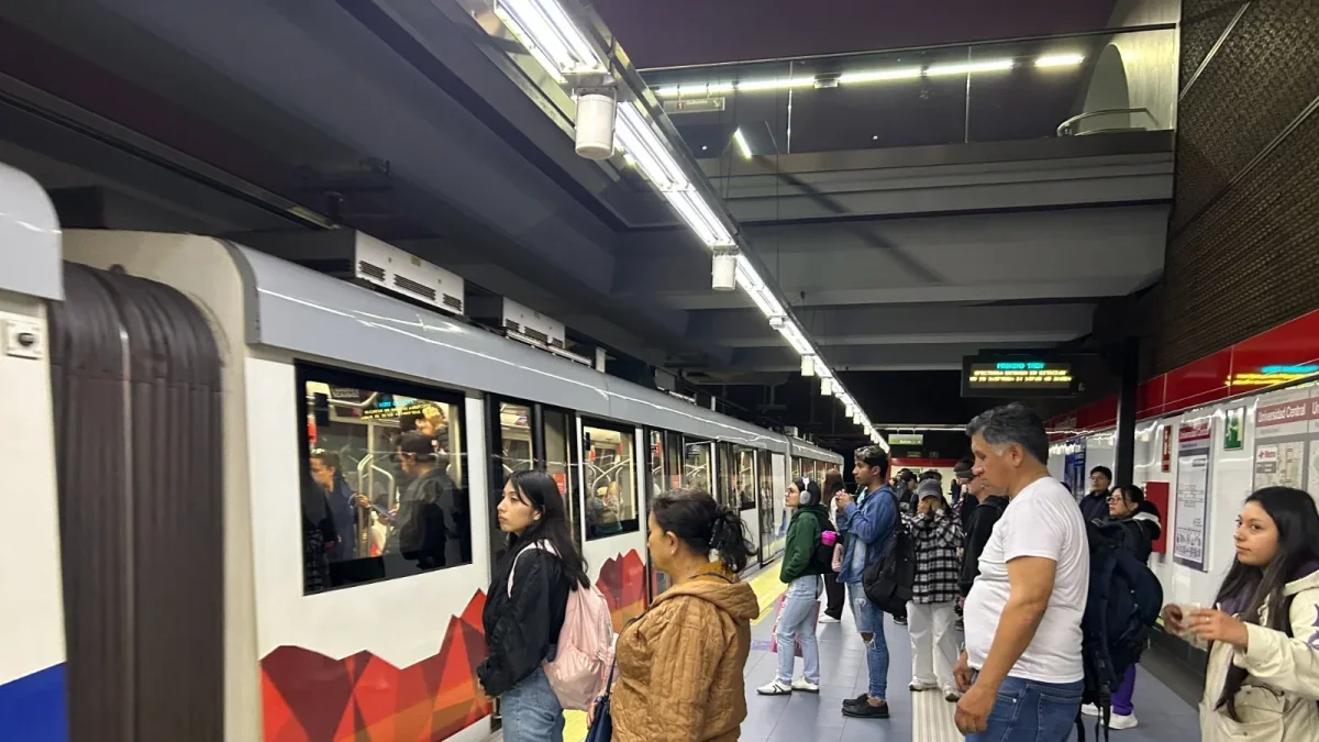 El metro de Quito opera desde diciembre de 2023, con cuestionamientos por fallas persistentes.