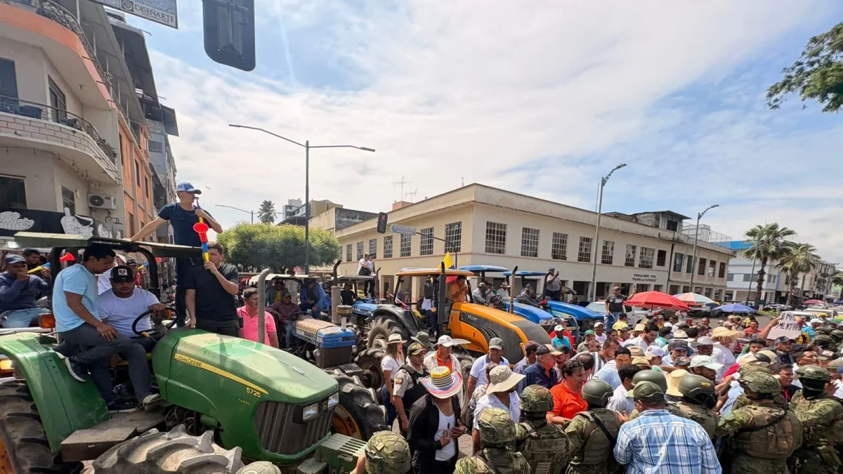 Después de marchar por las calles de Babahoyo los arroceros hicieron un plantón al pie de la Gobernación de Los Ríos.