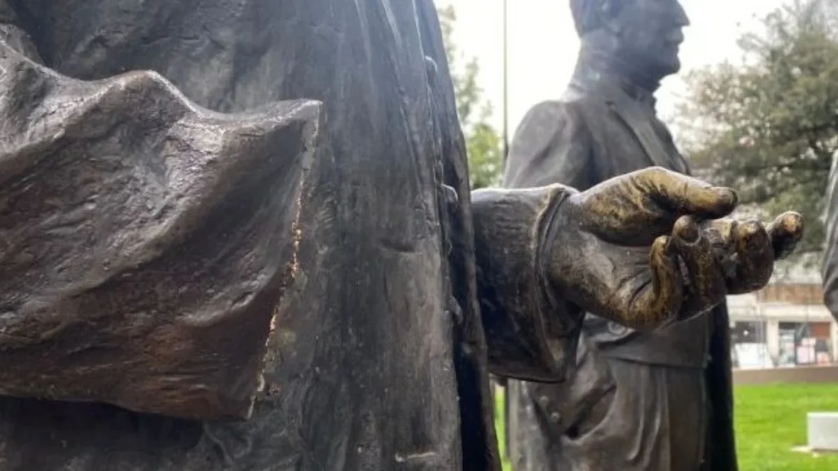 Desconocidos mutilaron las manos de las esculturas de bronce, del Parque Julio Andrade, en Quito.
