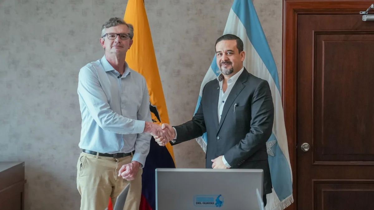 El ministro de Agricultura, Ganadería y Pesca, Juan Carlos Vega Malo (izquierda), se reunió con el nuevo viceprefecto de Guayas, Carlos Encalada.