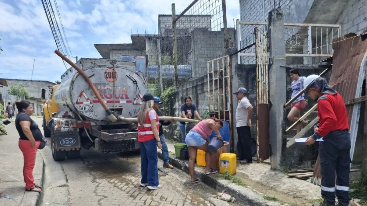 Tanqueros de agua han abastecido de este líquido a la urbanización.