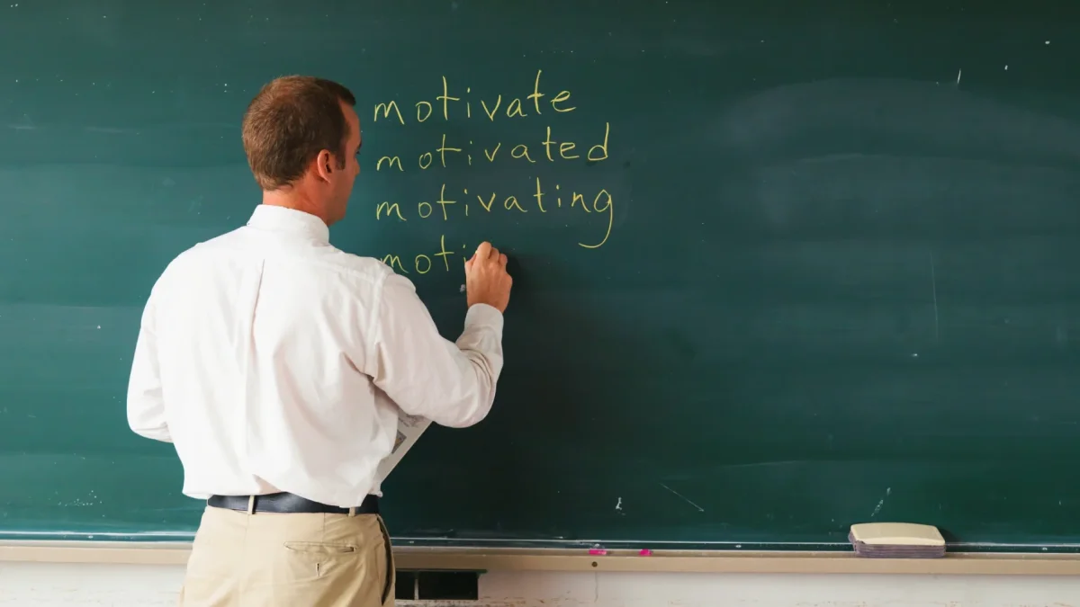 Profesores con décadas de experiencia continúan bajo contratos temporales en escuelas fiscales del país.