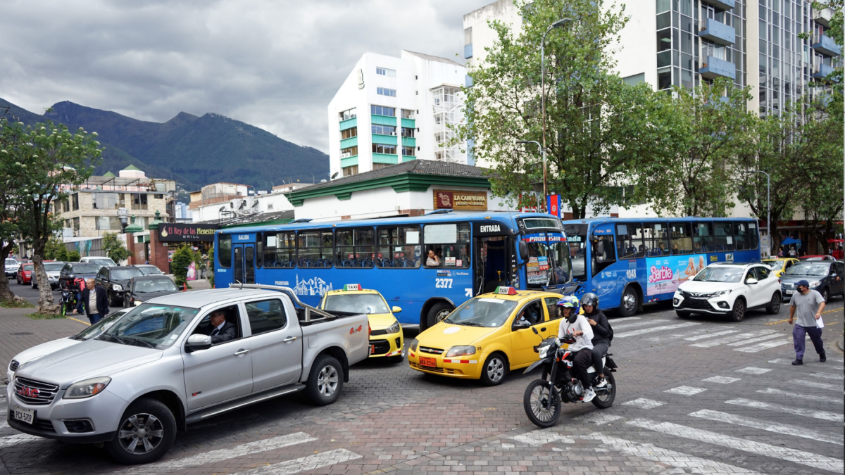 Carros en medio del tráfico. Imagen Referencial.