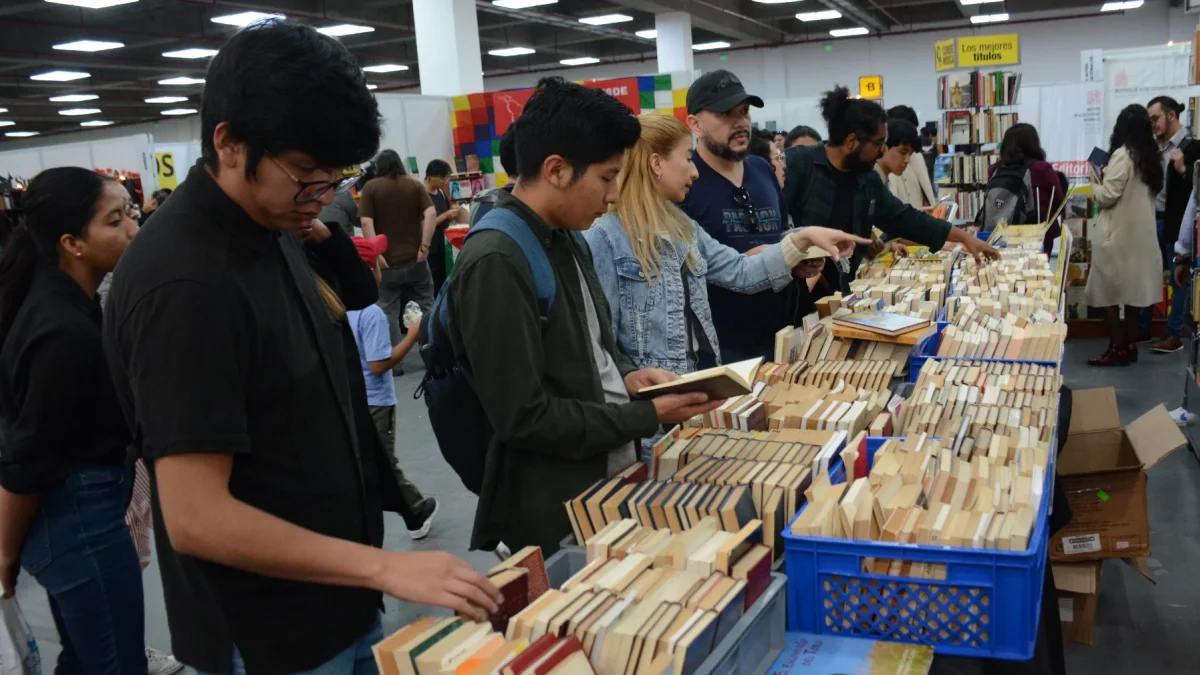 La jornada incluyó una muestra sobre Don Quijote, intervenciones musicales y la entrega simbólica de libros a los asistentes.