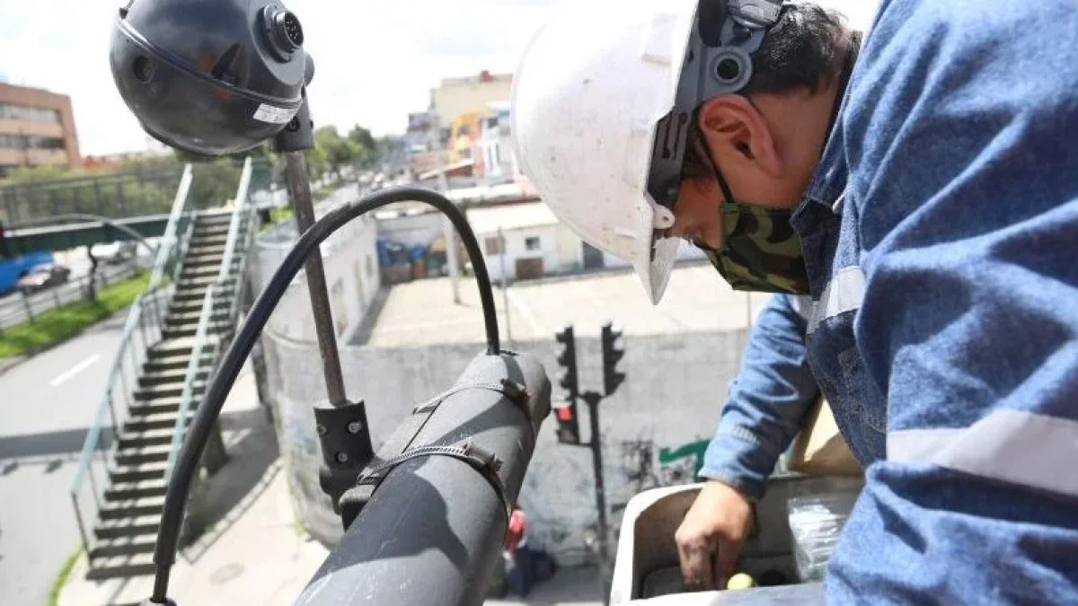 Quito instalará cámaras inteligentes en avenidas clave para reducir la congestión y mejorar la seguridad vial.