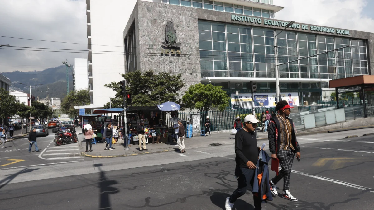 La pensión del IESS se calcula según la edad de retiro y los años de aportes acumulados.