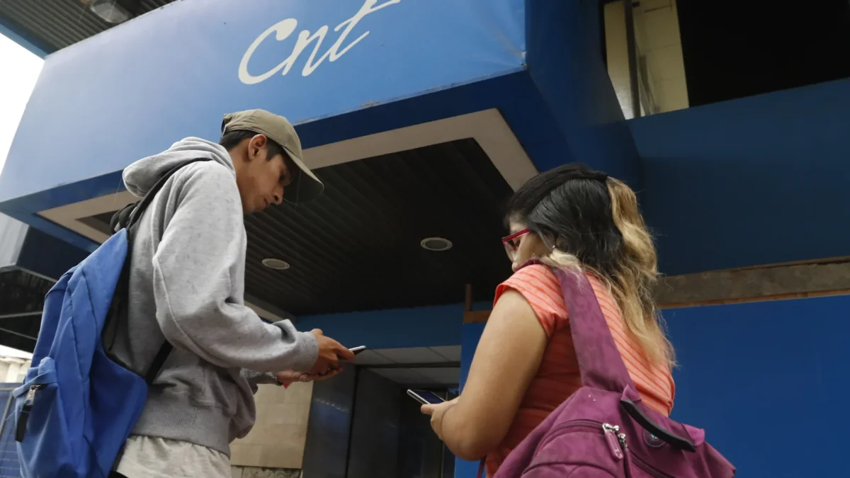 Dos jóvenes comprueban la red de CNT.