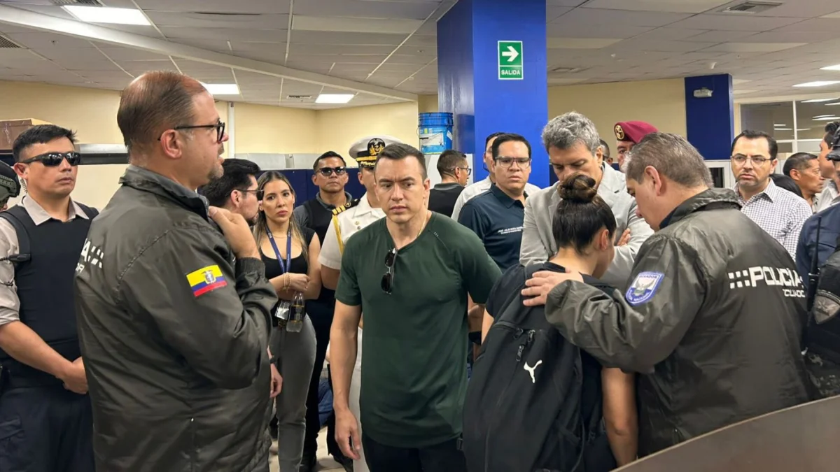 El presidente Daniel Noboa, sus ministros y otros funcionarios participaron en el allanamiento a oficina de CNEL.