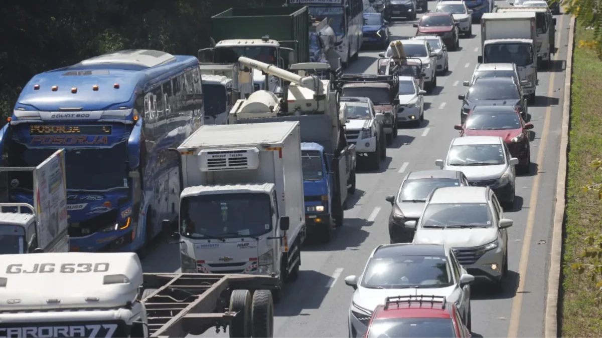 Largas filas de vehículos se registraron en la vía a la costa tras el accidente múltiple de este martes 28 de abril.