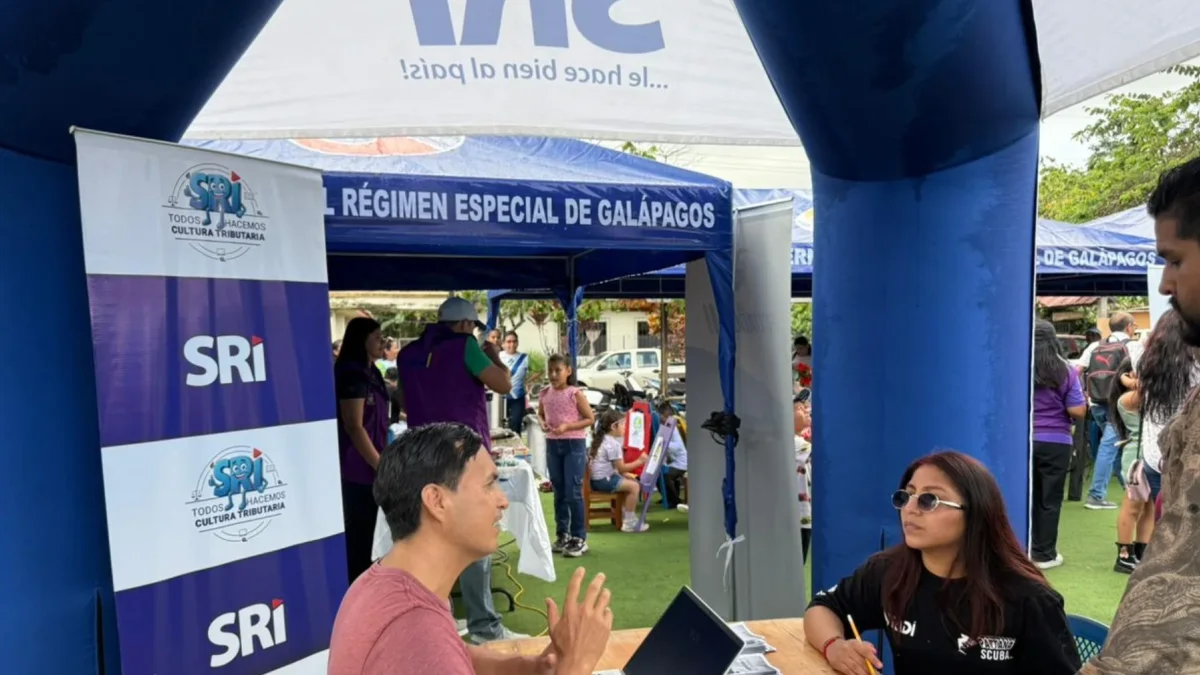 Personas reciben asesoramiento de técnicos del SRI.