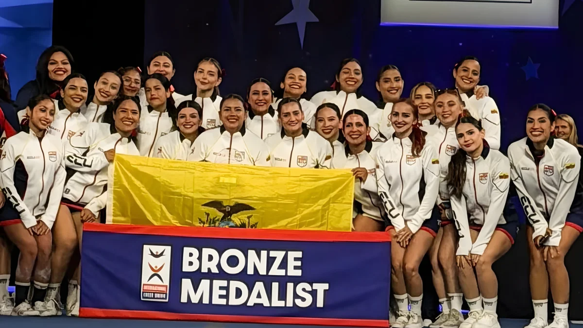 El equipo ecuatoriano celebra la histórica medalla de bronce en Orlando.